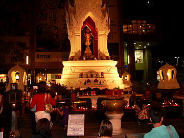 http://www.tour-bangkok-legacies.com/images/trimurti-shrine-2.jpg