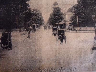 Rickshaw pullers at Si Kak Phraya Si intersection
