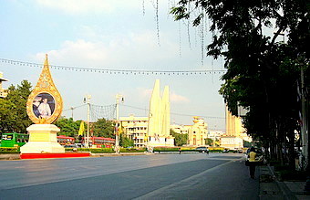 ratchadamnoen bangkok champ elysees democracy leading central