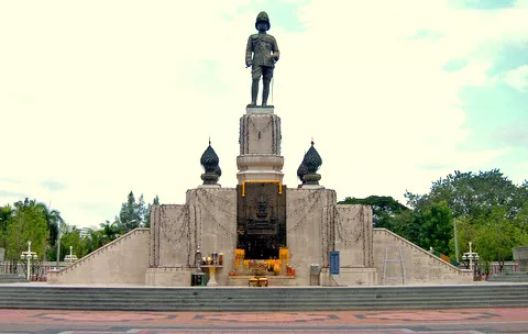 King Rama VI Statue